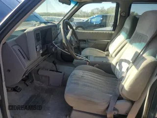 1994 GMC Suburban z VIN 1GKFK16K4RJ754534, wystawiony jako Copart lot #56044145 z przebiegiem 224 747 mil mil oraz Nie do naprawy • Non repairable. Historia ofert i sprzedaży dostępna na DreamBid. Obrazek 7.