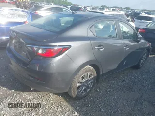 2019 Toyota Yaris L z VIN 3MYDLBYV8KY515505, wystawiony jako IAAI lot #42312231 z przebiegiem 94 601 mil mil oraz . Historia ofert i sprzedaży dostępna na DreamBid. Obrazek 4.