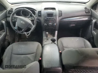 2013 Kia Sorento LX z VIN 5XYKT3A62DG416989, wystawiony jako Copart lot #55416865 z przebiegiem 280 489 mil mil oraz Czysty tytuł • Clean title. Historia ofert i sprzedaży dostępna na DreamBid. Obrazek 8.