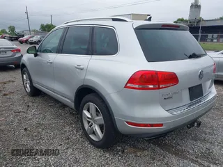 2011 Volkswagen Touareg Sport z VIN WVGFF9BP0BD000384, wystawiony jako IAAI lot #42316945 z przebiegiem 157 200 mil mil oraz . Historia ofert i sprzedaży dostępna na DreamBid. Obrazek 3.