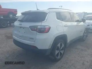 2018 Jeep Compass Latitude z VIN 3C4NJCBBXJT123876, wystawiony jako IAAI lot #41706267 z przebiegiem 69 981 mil mil oraz . Historia ofert i sprzedaży dostępna na DreamBid. Obrazek 4.