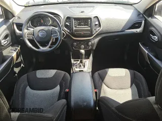 2017 Jeep Cherokee Altitude z VIN 1C4PJLAS5HW593487, wystawiony jako Copart lot #56229345 z przebiegiem 75 204 mil mil oraz Czysty tytuł • Clean title. Historia ofert i sprzedaży dostępna na DreamBid. Obrazek 8.
