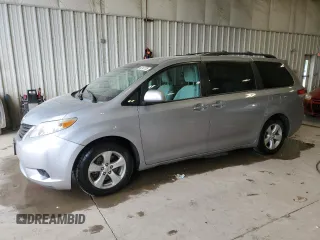 2013 Toyota Sienna LE AAS z VIN 5TDKK3DC5DS290764, wystawiony jako Copart lot #60247735 z przebiegiem 143 014 mil mil oraz Czysty tytuł • Clean title. Historia ofert i sprzedaży dostępna na DreamBid. Obrazek 1.