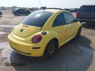 2006 Volkswagen New Beetle Coupe with VIN 3VWRW31CX6M417886, listed as a IAAI auction lot 41854924 with 61,008 mi miles. Bid and sale history available at carsss.com. Image 4.