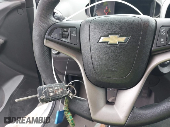 2015 Chevrolet Sonic LT z VIN 1G1JC5SH7F4112395, wystawiony jako IAAI lot #41931652 z przebiegiem 131 610 mil mil oraz . Historia ofert i sprzedaży dostępna na DreamBid. Obrazek 11.