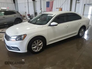 2017 Volkswagen Passat S z VIN 1VWAT7A34HC017341, wystawiony jako Copart lot #55556425 z przebiegiem 63 919 mil mil oraz Nie do naprawy. Historia ofert i sprzedaży dostępna na DreamBid. Obrazek 1.