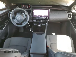 2024 Toyota bZ4X XLE z VIN JTMABACAXRA056625, wystawiony jako Copart lot #55645155 z przebiegiem 18 835 mil mil oraz Szkoda całkowita • Salvage title. Historia ofert i sprzedaży dostępna na DreamBid. Obrazek 8.