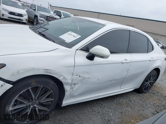 2022 Toyota Camry SE z VIN 4T1G11AK4NU675377, wystawiony jako IAAI lot #42057960 z przebiegiem 46 936 mil mil oraz . Historia ofert i sprzedaży dostępna na DreamBid. Obrazek 15.