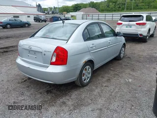 2007 Hyundai Accent GLS z VIN KMHCN46C57U155326, wystawiony jako IAAI lot #42296898 z przebiegiem 112 122 mil mil oraz . Historia ofert i sprzedaży dostępna na DreamBid. Obrazek 4.