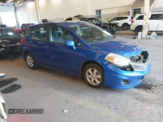 2010 Nissan Versa S z VIN 3N1BC1CP0AL441083, wystawiony jako IAAI lot #41673922 z przebiegiem 106 241 mil mil oraz . Historia ofert i sprzedaży dostępna na DreamBid. Obrazek 1.