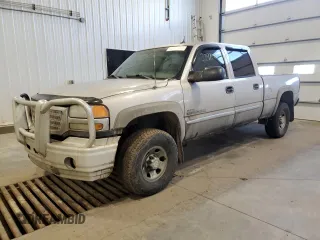 2005 GMC Sierra 2500HD SLE z VIN 1GTHK23225F966067, wystawiony jako Copart lot #51525985 z przebiegiem 319 947 mil mil oraz Szkoda całkowita • Salvage title. Historia ofert i sprzedaży dostępna na DreamBid. Obrazek 1.
