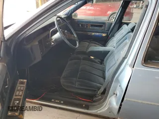 1986 Cadillac DeVille z VIN 1G6CD6982G4356663, wystawiony jako Copart lot #56716825 z przebiegiem 111 583 mil mil oraz Tytuł czysty. Historia ofert i sprzedaży dostępna na DreamBid. Obrazek 7.