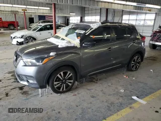 2019 Nissan Kicks S z VIN 3N1CP5CU1KL558517, wystawiony jako Copart lot #45549515 z przebiegiem Nie podano mil oraz Czysty tytuł • Clean title. Historia ofert i sprzedaży dostępna na DreamBid. Obrazek 1.