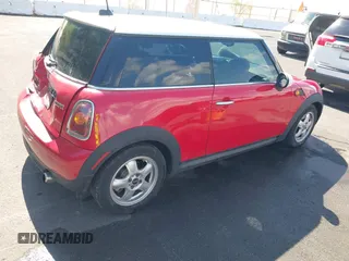 2009 MINI Hardtop z VIN WMWMF33529TW79643, wystawiony jako IAAI lot #42193593 z przebiegiem 129 321 mil mil oraz . Historia ofert i sprzedaży dostępna na DreamBid. Obrazek 4.