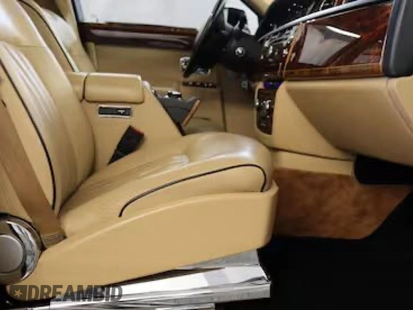 2007 Rolls-Royce Phantom z VIN SCA1S68547UX08XXX, wystawiony jako Copart lot #59255705 z przebiegiem 27 777 mil mil oraz Tytuł czysty. Historia ofert i sprzedaży dostępna na DreamBid. Obrazek 5.
