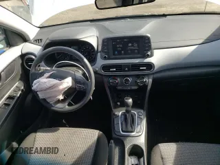 2021 Hyundai Kona SE z VIN KM8K1CAAXMU746447, wystawiony jako Copart lot #55303085 z przebiegiem 26 726 mil mil oraz Szkody całkowita. Historia ofert i sprzedaży dostępna na DreamBid. Obrazek 8.