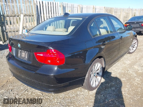 2011 BMW 3 Series 328i xDrive with VIN WBAPK7G52BNN86626, listed as a IAAI auction lot 41861034 with 101,689 mi miles. Bid and sale history available at carsss.com. Image 4.