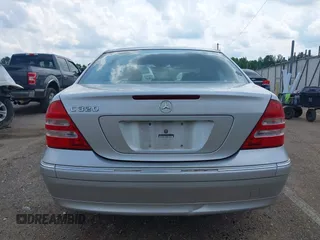 2003 Mercedes-Benz C 320 z VIN WDBRF64J73F341438, wystawiony jako IAAI lot #42371572 z przebiegiem 228 061 mil mil oraz . Historia ofert i sprzedaży dostępna na DreamBid. Obrazek 20.