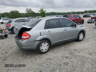 2010 Nissan Versa S z VIN 3N1BC1AP2AL451326, wystawiony jako Copart lot #54434045 z przebiegiem 117 080 mil mil oraz Szkoda całkowita • Salvage title. Historia ofert i sprzedaży dostępna na DreamBid. Obrazek 3.