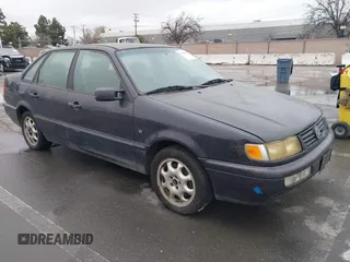 1996 Volkswagen Passat z VIN WVWEE83A6TE157789, wystawiony jako IAAI lot #41798846 z przebiegiem 141 130 mil mil oraz . Historia ofert i sprzedaży dostępna na DreamBid. Obrazek 1.