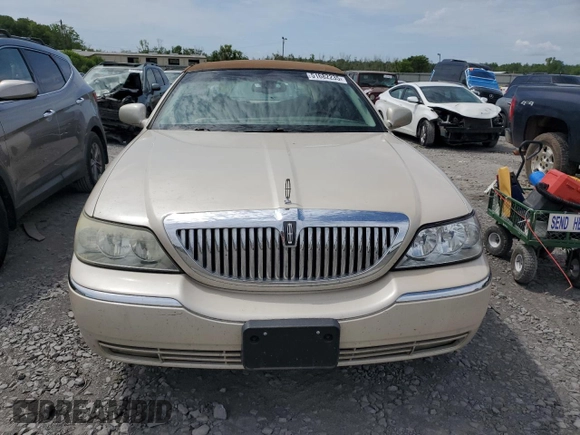 2003 Lincoln Town Car Cartier z VIN 1LNHM83W33Y690270, wystawiony jako Copart lot #51682235 z przebiegiem 118 355 mil mil oraz Szkoda całkowita • Salvage title. Historia ofert i sprzedaży dostępna na DreamBid. Obrazek 5.