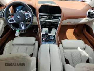 2021 BMW M8 z VIN WBSGV0C05MCF85718, wystawiony jako Copart lot #64518093 z przebiegiem 26 398 mil mil oraz . Historia ofert i sprzedaży dostępna na DreamBid. Obrazek 8.