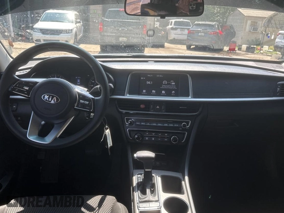 2020 Kia Optima LX z VIN 5XXGT4L3XLG424131, wystawiony jako Copart lot #58157845 z przebiegiem 103 682 mil mil oraz Czysty tytuł • Clean title. Historia ofert i sprzedaży dostępna na DreamBid. Obrazek 9.