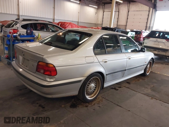 2000 BMW 5 Series 528iA with VIN WBADM6343YGU29947, listed as a IAAI auction lot 40979995 with 191,475 mi miles. Bid and sale history available at carsss.com. Image 4.