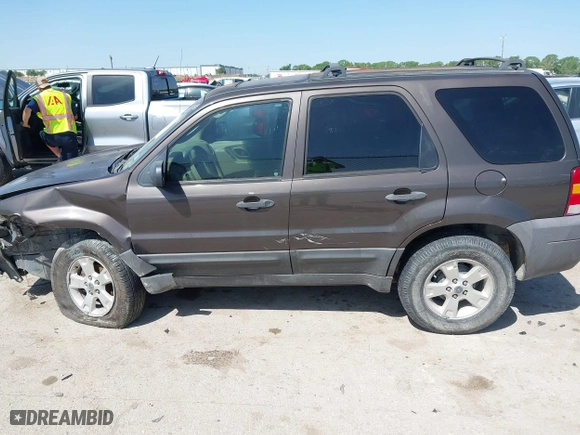 2007 Ford Escape XLT with VIN 1FMYU03167KA10635, listed as a IAAI auction lot 42009859 with 1 mi miles. Bid and sale history available at carsss.com. Image 14.