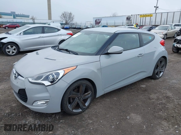 2013 Hyundai Veloster w/Gray Int z VIN KMHTC6AD3DU140949, wystawiony jako IAAI lot #41883011 z przebiegiem 108 247 mil mil oraz . Historia ofert i sprzedaży dostępna na DreamBid. Obrazek 2.