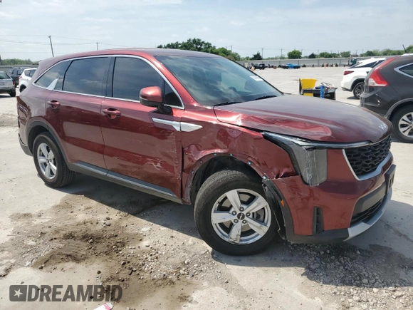 2024 Kia Sorento LX z VIN 5XYRG4JC9RG307967, wystawiony jako Copart lot #53749435 z przebiegiem 21 522 mil mil oraz Szkoda całkowita • Salvage title. Historia ofert i sprzedaży dostępna na DreamBid. Obrazek 4.