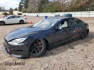 2024 Tesla Model S Plaid z VIN 5YJSA1E67RF533518, wystawiony jako Copart lot #49058555 z przebiegiem 6 689 mil mil oraz Szkoda całkowita • Salvage title. Historia ofert i sprzedaży dostępna na DreamBid. Obrazek 1.