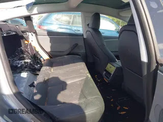 2025 Tesla Model 3 Long Range z VIN 5YJ3E1EA7SF892239, wystawiony jako IAAI lot #42068918 z przebiegiem 17 mil mil oraz . Historia ofert i sprzedaży dostępna na DreamBid. Obrazek 8.