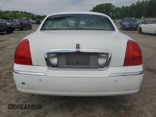 2004 Lincoln Town Car Signature z VIN 1LNHM81W24Y607951, wystawiony jako Copart lot #57070295 z przebiegiem 130 794 mil mil oraz Szkoda całkowita • Salvage title. Historia ofert i sprzedaży dostępna na DreamBid. Obrazek 6.