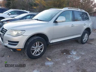 2008 Volkswagen Touareg V6 z VIN WVGBE77LX8D027323, wystawiony jako IAAI lot #41240460 z przebiegiem 140 330 mil mil oraz . Historia ofert i sprzedaży dostępna na DreamBid. Obrazek 2.