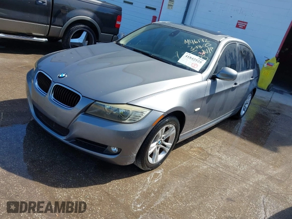 2009 BMW 3 Series 328i with VIN WBAPH77519NM46172, listed as a IAAI auction lot 41842525 with 189,704 mi miles. Bid and sale history available at carsss.com. Image 2.
