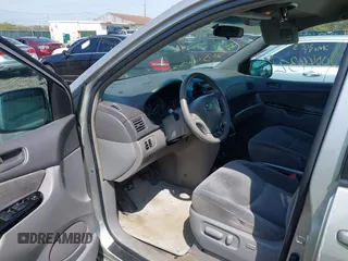 2005 Toyota Sienna CE z VIN 5TDZA23C25S342527, wystawiony jako IAAI lot #42176396 z przebiegiem Nie podano mil oraz . Historia ofert i sprzedaży dostępna na DreamBid. Obrazek 5.