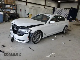 2020 BMW 5 Series 530i z VIN WBAJR3C05LWW69628, wystawiony jako Copart lot #54589695 z przebiegiem Nie podano mil oraz Szkoda całkowita • Salvage title. Historia ofert i sprzedaży dostępna na DreamBid. Obrazek 1.