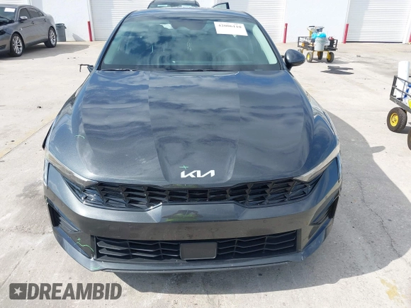 2025 Kia K5 LXS z VIN KNAG24J78S5275906, wystawiony jako IAAI lot #42006110 z przebiegiem 14 391 mil mil oraz . Historia ofert i sprzedaży dostępna na DreamBid. Obrazek 12.