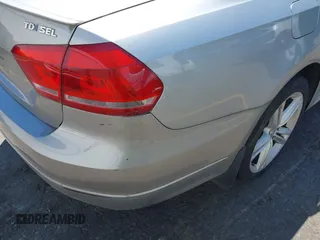 2014 Volkswagen Passat SEL Premium z VIN 1VWCN7A30EC097025, wystawiony jako IAAI lot #42466540 z przebiegiem 149 307 mil mil oraz . Historia ofert i sprzedaży dostępna na DreamBid. Obrazek 13.