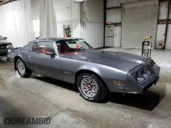 1981 Pontiac Firebird z VIN 1G2AS87A4BN117926, wystawiony jako Copart lot #49288185 z przebiegiem 54 759 mil mil oraz Tytuł czysty. Historia ofert i sprzedaży dostępna na DreamBid. Obrazek 4.