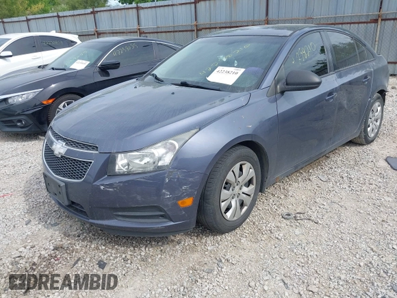 2014 Chevrolet Cruze LS z VIN 1G1PA5SH1E7425780, wystawiony jako IAAI lot #42238210 z przebiegiem 156 546 mil mil oraz . Historia ofert i sprzedaży dostępna na DreamBid. Obrazek 2.