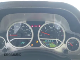 2010 Jeep Wrangler z VIN 1J4HB5H16AL186600, wystawiony jako IAAI lot #42147992 z przebiegiem 134 717 mil mil oraz . Historia ofert i sprzedaży dostępna na DreamBid. Obrazek 7.