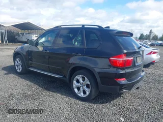 2013 BMW X5 xDrive50i z VIN 5UXZV8C51DL426944, wystawiony jako IAAI lot #41911303 z przebiegiem 106 266 mil mil oraz . Historia ofert i sprzedaży dostępna na DreamBid. Obrazek 3.