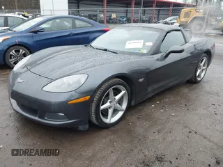 2013 Chevrolet Corvette 1LT z VIN 1G1YE2DW6D5109028, wystawiony jako IAAI lot #41100665 z przebiegiem 32 095 mil mil oraz . Historia ofert i sprzedaży dostępna na DreamBid. Obrazek 20.