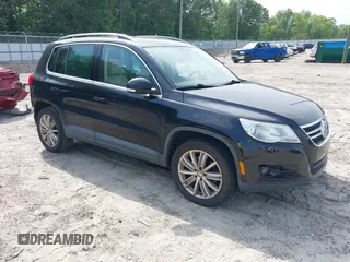 2011 Volkswagen Tiguan S z VIN WVGAV7AX2BW534218, wystawiony jako IAAI lot #42295303 z przebiegiem 167 000 mil mil oraz . Historia ofert i sprzedaży dostępna na DreamBid. Obrazek 1.