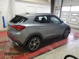 2021 Buick Encore GX Essence z VIN KL4MMGSL3MB170153, wystawiony jako Copart lot #52774345 z przebiegiem 81 292 mil mil oraz Szkoda całkowita • Salvage title. Historia ofert i sprzedaży dostępna na DreamBid. Obrazek 3.
