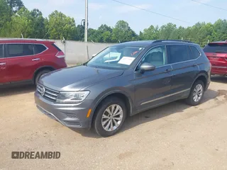 2018 Volkswagen Tiguan SEL z VIN 3VV3B7AX1JM045203, wystawiony jako IAAI lot #42572229 z przebiegiem 104 873 mil mil oraz . Historia ofert i sprzedaży dostępna na DreamBid. Obrazek 2.