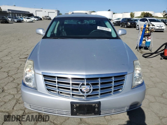 2010 Cadillac DTS 1SA z VIN 1G6KA5EY4AU126988, wystawiony jako Copart lot #49551415 z przebiegiem 114 768 mil mil oraz Czysty tytuł • Clean title. Historia ofert i sprzedaży dostępna na DreamBid. Obrazek 5.