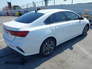 2022 Kia Forte LXS z VIN 3KPF24AD3NE496228, wystawiony jako IAAI lot #42193668 z przebiegiem 29 849 mil mil oraz . Historia ofert i sprzedaży dostępna na DreamBid. Obrazek 4.